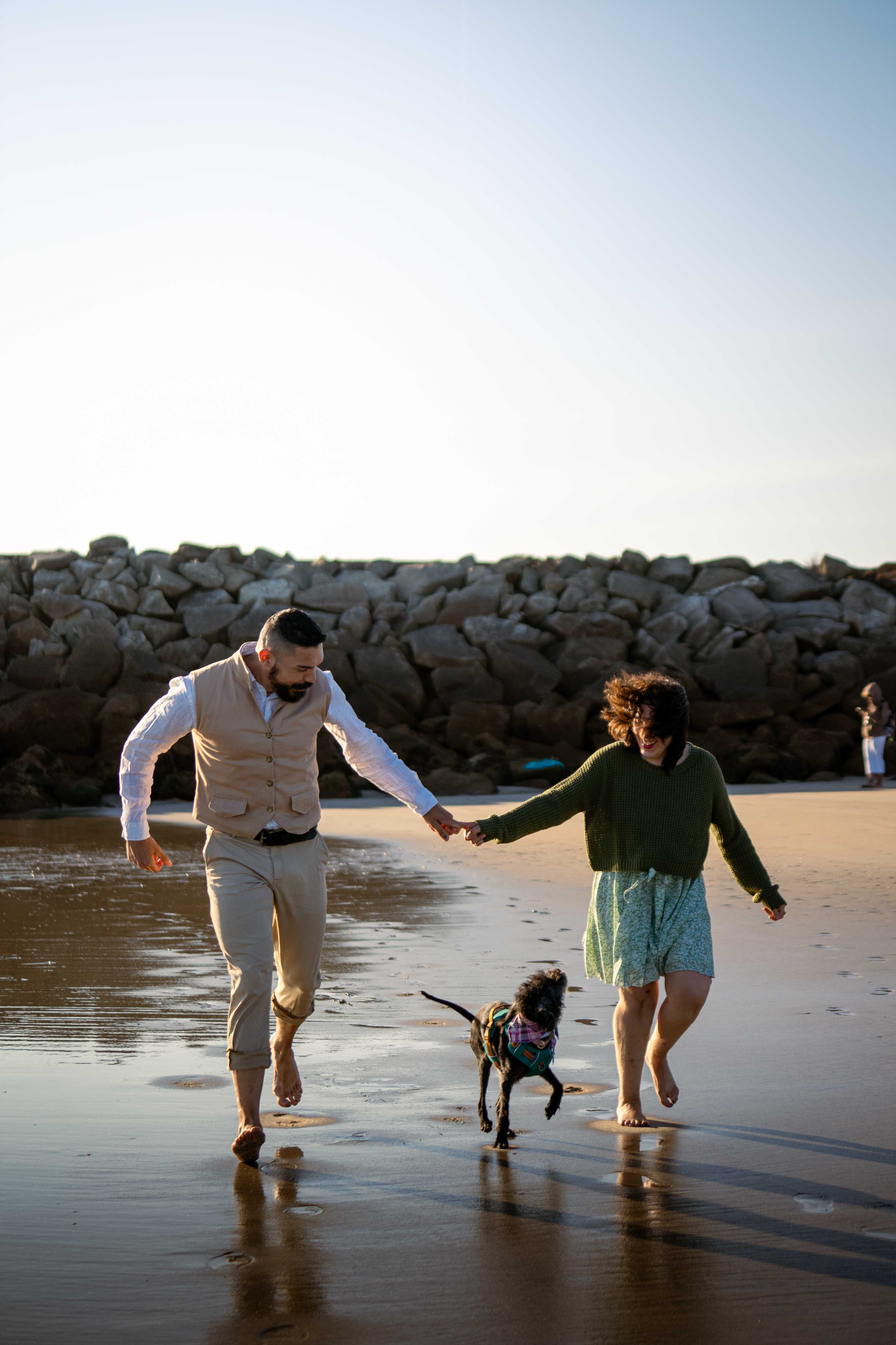 Casal a caminhar na praia